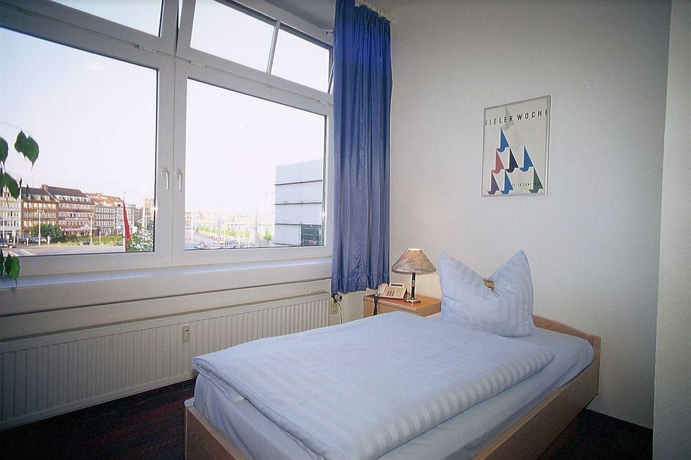 Hotel Am Schwedenkai Kiel Esterno foto