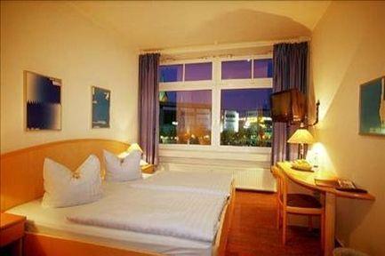 Hotel Am Schwedenkai Kiel Esterno foto